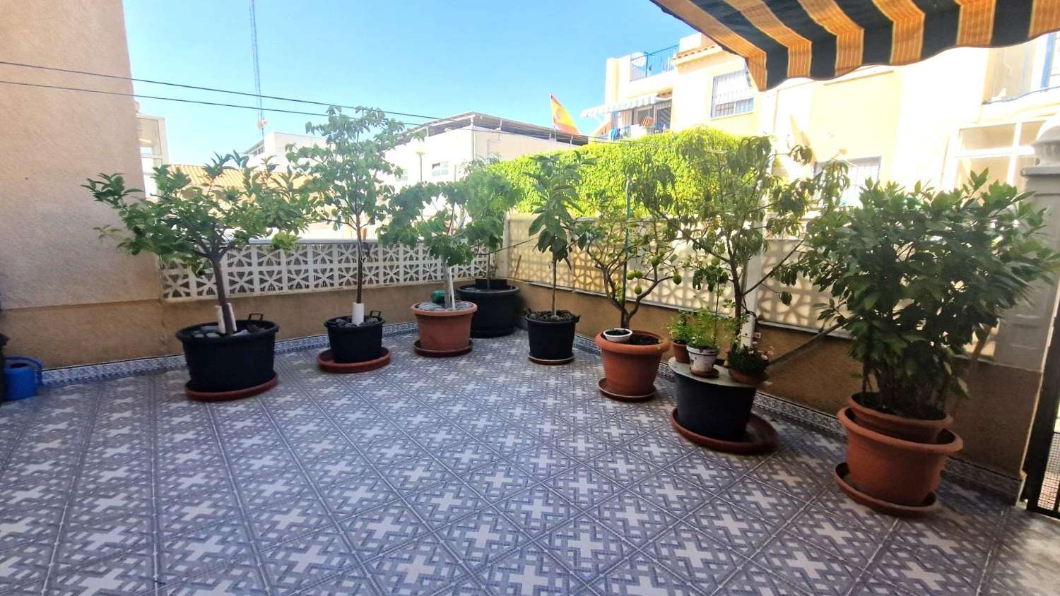 "STUEETAGEN BUNGALOW MED STOR TERRASSE, POOL OG HAVER, 10 MINUTTER FRA STRANDENE I TORREVIEJA"