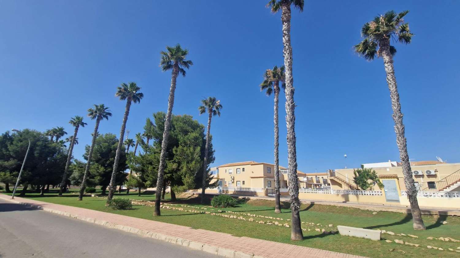 "BUNGALOW IM ERDGESCHOSS MIT GROSSER TERRASSE, POOL UND GÄRTEN, 10 MINUTEN VON DEN STRÄNDEN VON TORREVIEJA ENTFERNT"