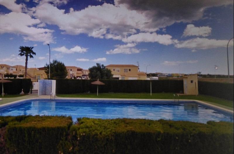 "BUNGALOW IM ERDGESCHOSS MIT GROSSER TERRASSE, POOL UND GÄRTEN, 10 MINUTEN VON DEN STRÄNDEN VON TORREVIEJA ENTFERNT"