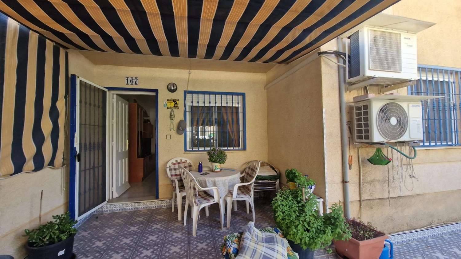 "BUNGALOW IM ERDGESCHOSS MIT GROSSER TERRASSE, POOL UND GÄRTEN, 10 MINUTEN VON DEN STRÄNDEN VON TORREVIEJA ENTFERNT"