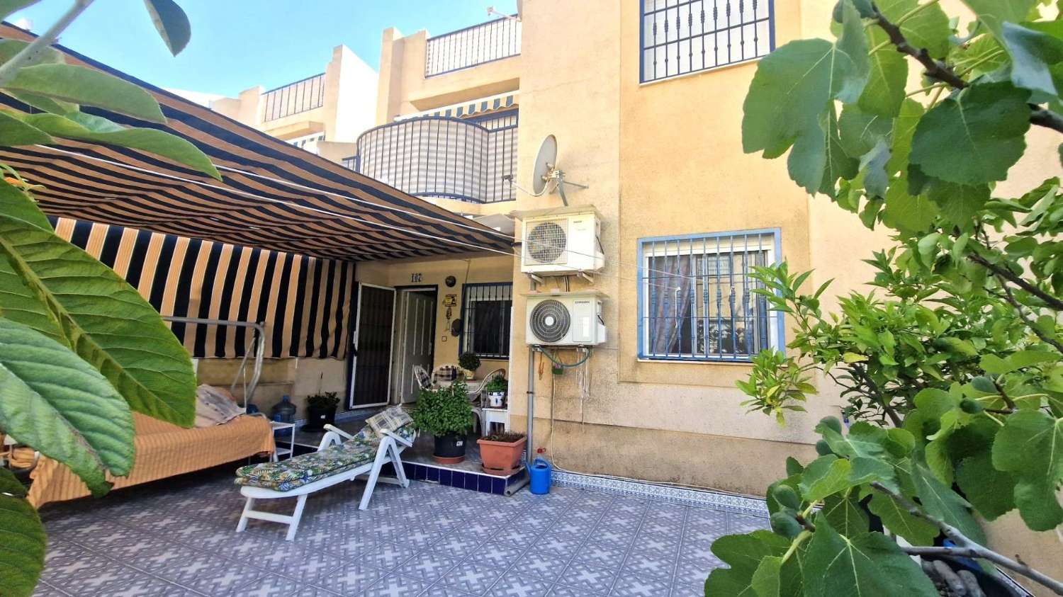 "STUEETAGEN BUNGALOW MED STOR TERRASSE, POOL OG HAVER, 10 MINUTTER FRA STRANDENE I TORREVIEJA"