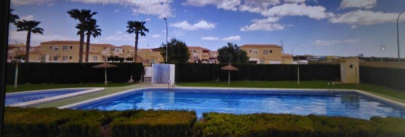 "STUEETAGEN BUNGALOW MED STOR TERRASSE, POOL OG HAVER, 10 MINUTTER FRA STRANDENE I TORREVIEJA"