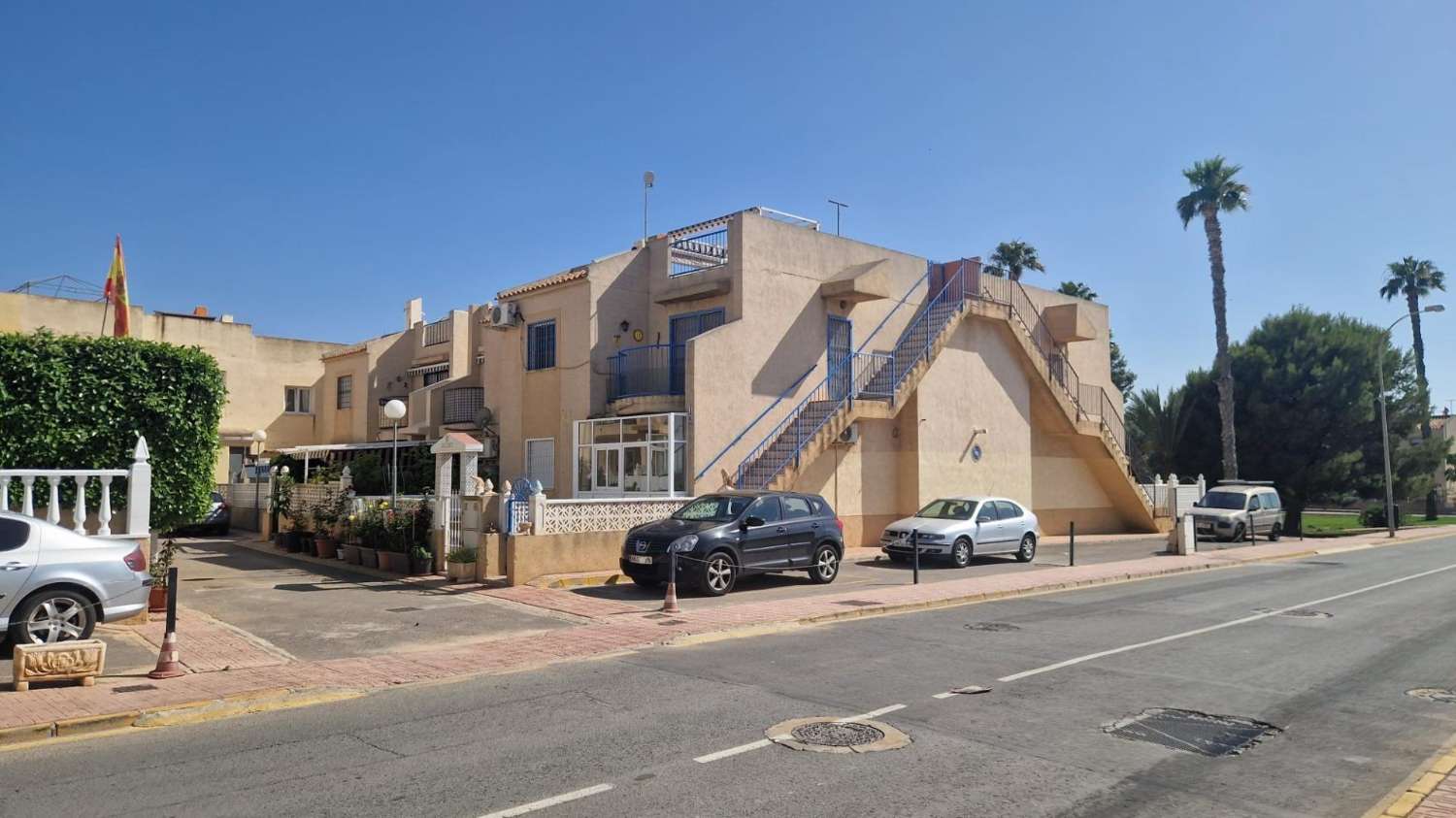 "STUEETAGEN BUNGALOW MED STOR TERRASSE, POOL OG HAVER, 10 MINUTTER FRA STRANDENE I TORREVIEJA"