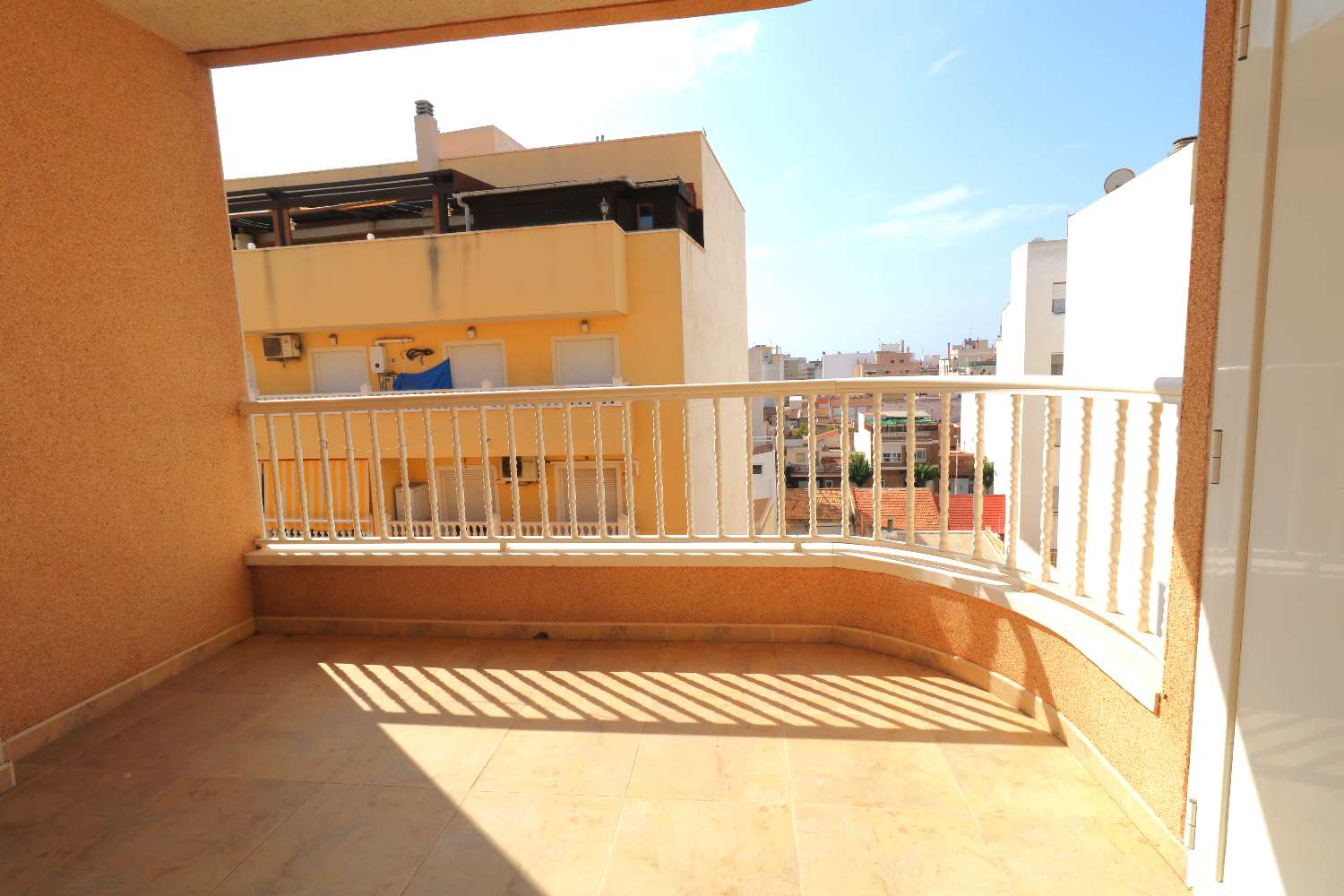 SENTRAL LEILIGHET I TORREVIEJA MED TERRASSE OG GARASJE 600 METER FRA STRANDEN