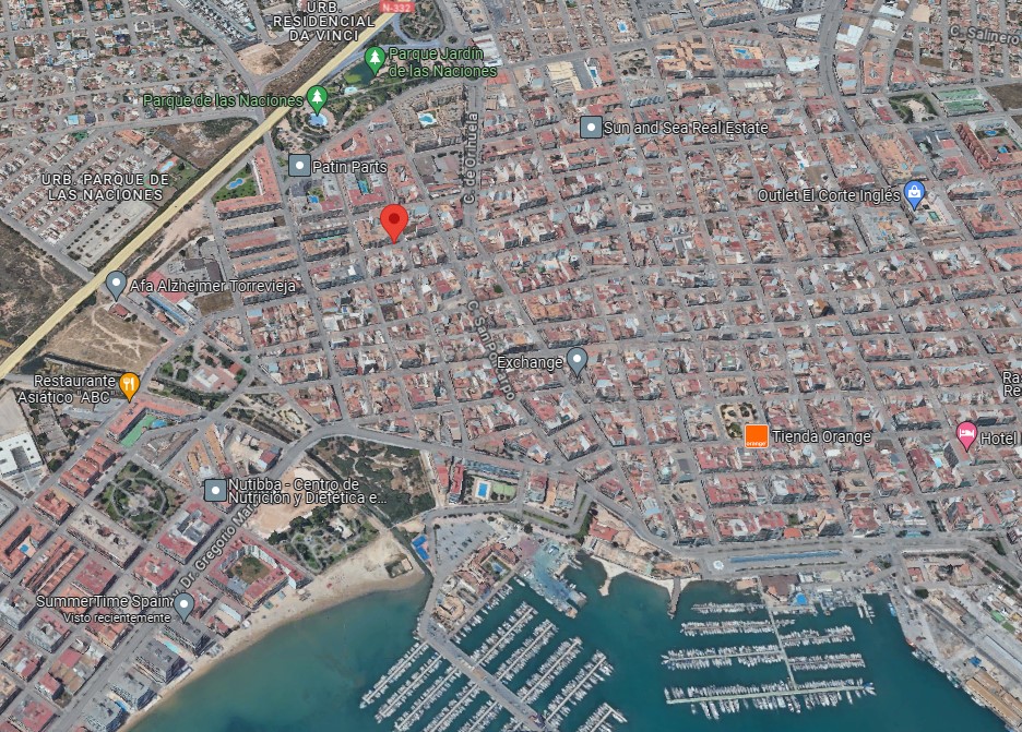 SENTRAL LEILIGHET I TORREVIEJA MED TERRASSE OG GARASJE 600 METER FRA STRANDEN