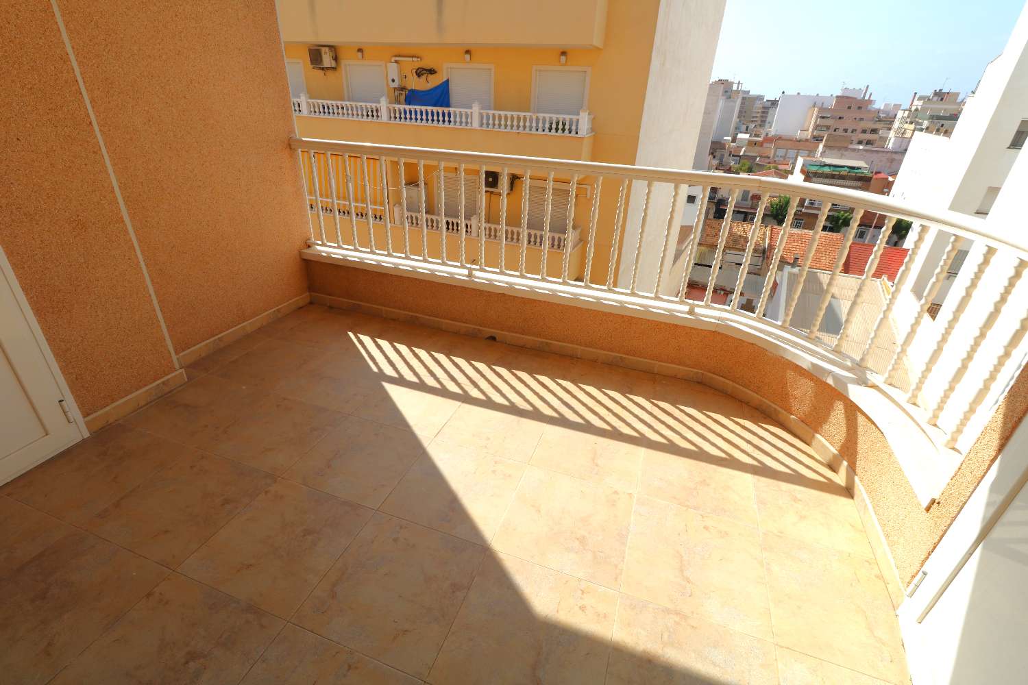 SENTRAL LEILIGHET I TORREVIEJA MED TERRASSE OG GARASJE 600 METER FRA STRANDEN