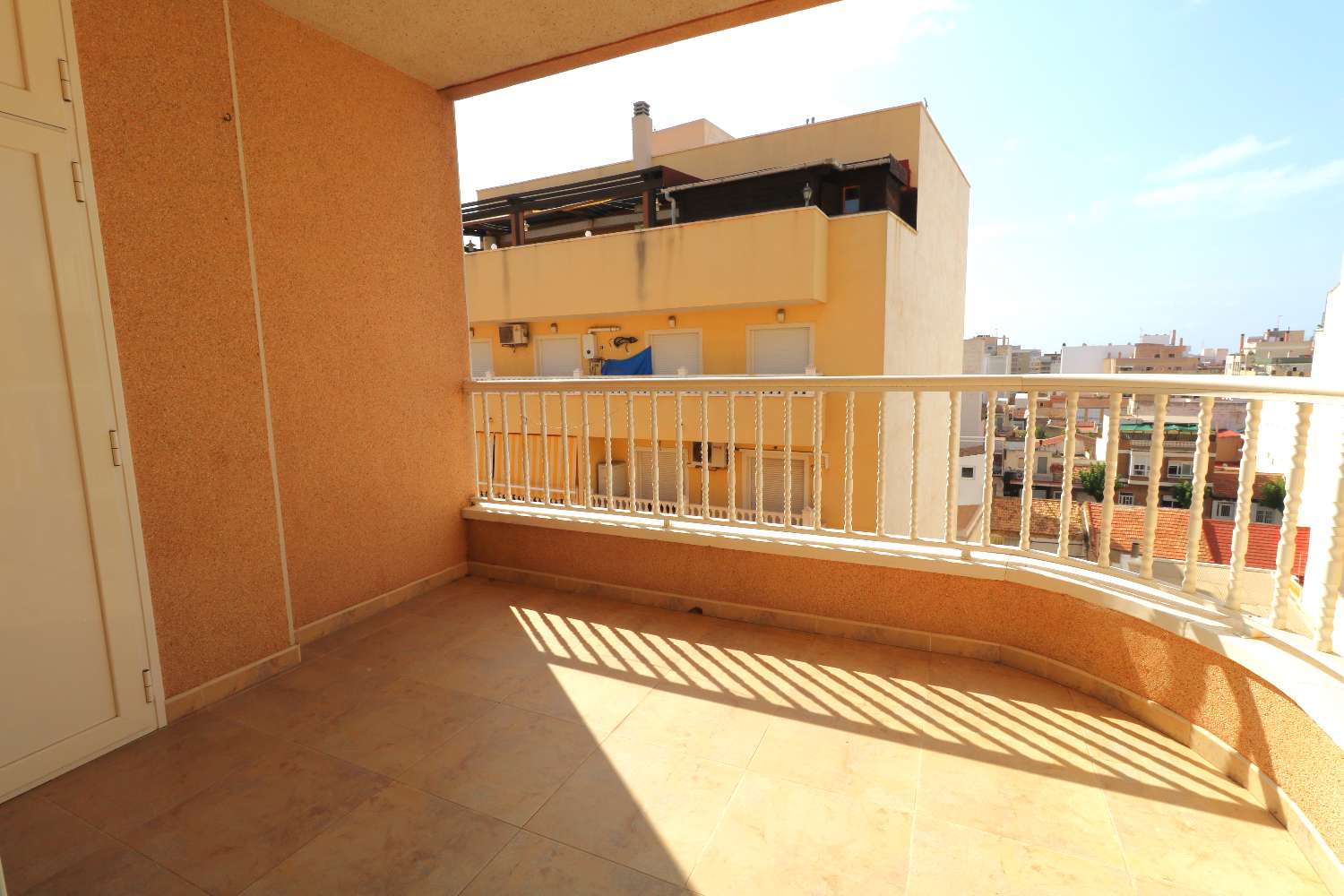 CENTRAL APARTMENT IN TORREVIEJA WITH TERRACE AND GARAGE 600M FROM THE BEACH