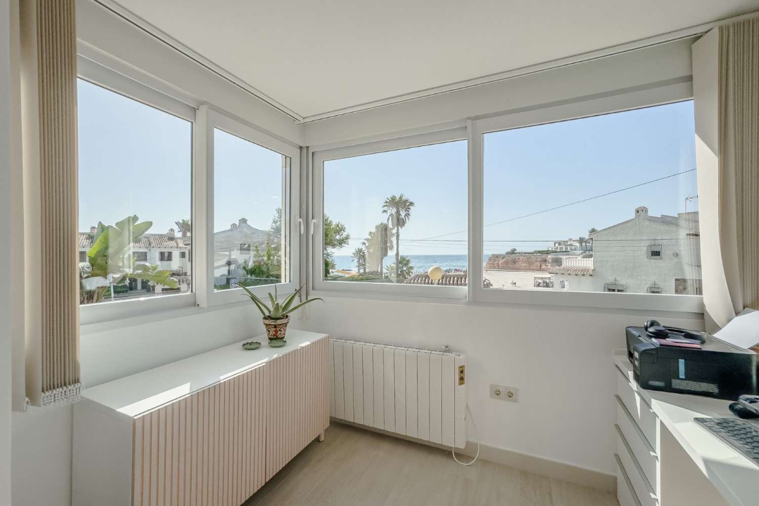 MODERNE TRIPLEX VED HAVET MED PANORAMAUDSIGT OG TURISTLICENS I LA ZENIA