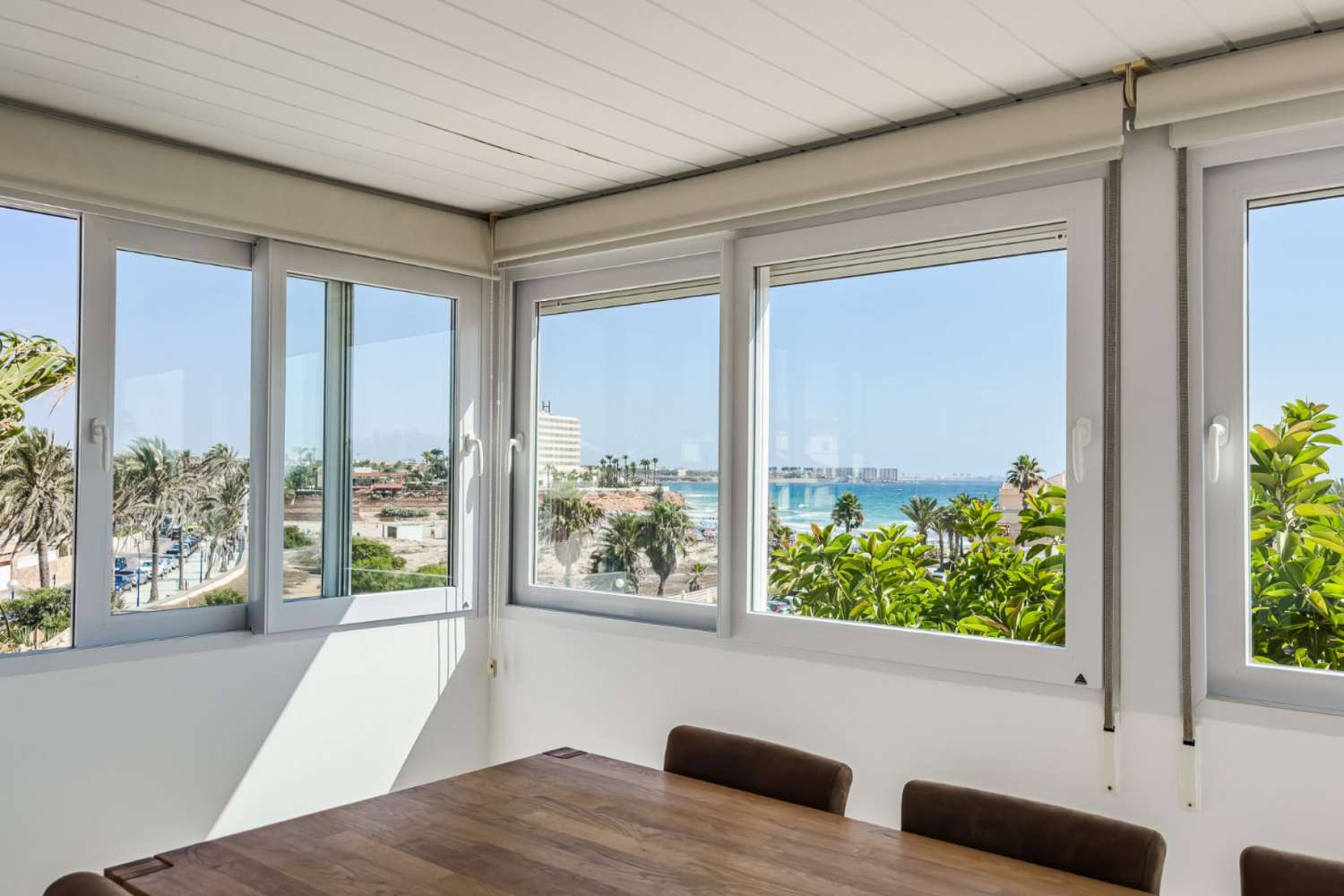 TRÍPLEX MODERNO JUNTO AL MAR CON VISTAS PANORÁMICAS Y LICENCIA TURÍSTICA EN LA ZENIA