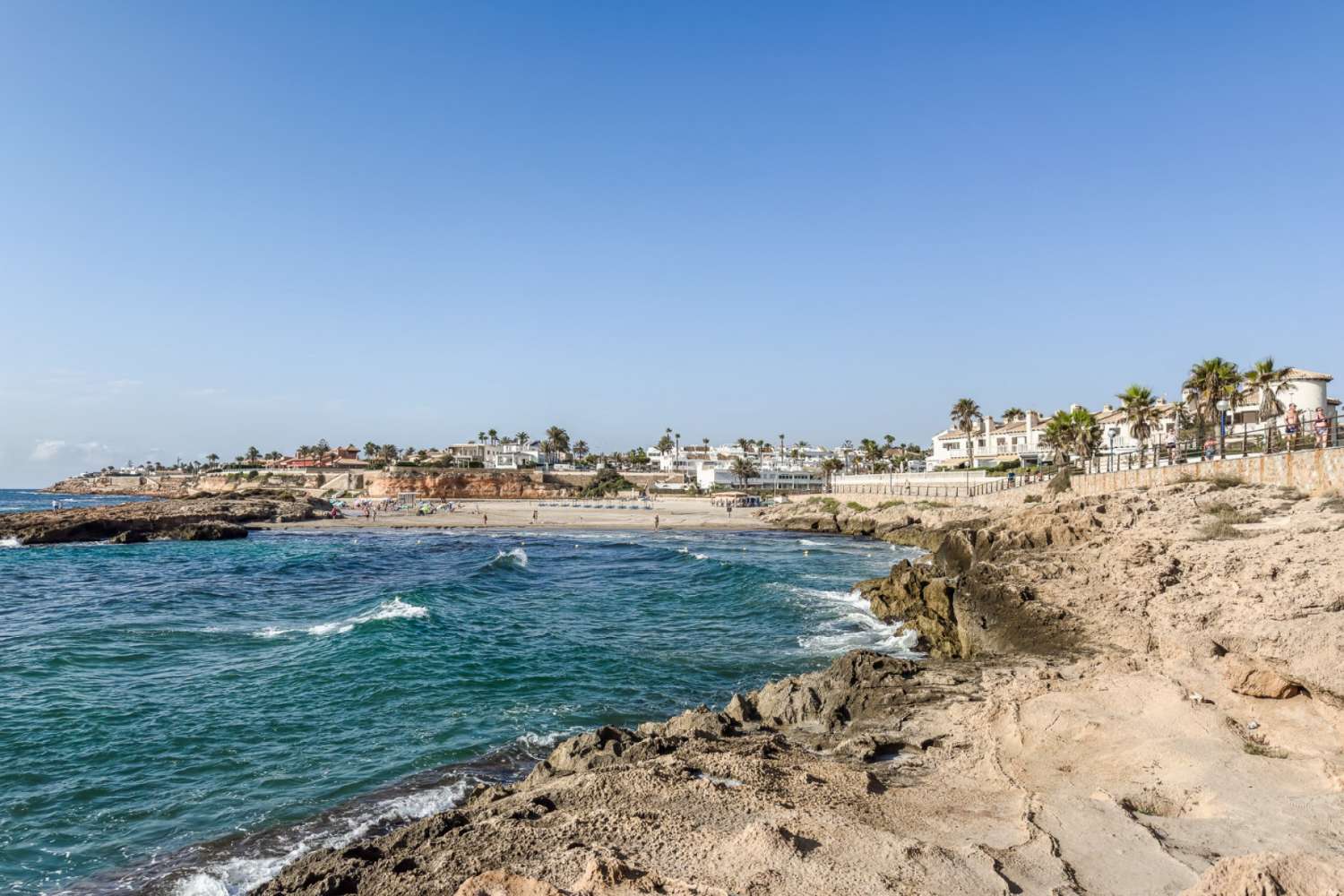 MODERNES TRIPLEX AM MEER MIT PANORAMABLICK UND TOURISTISCHER LIZENZ IN LA ZENIA