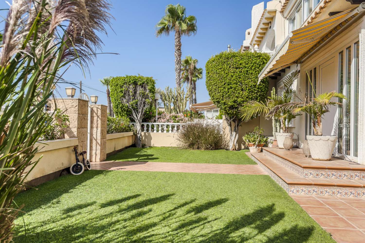 TRÍPLEX MODERNO JUNTO AL MAR CON VISTAS PANORÁMICAS Y LICENCIA TURÍSTICA EN LA ZENIA