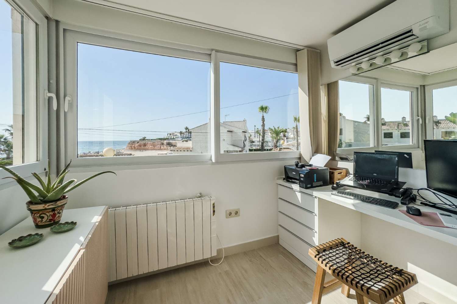 MODERNE TRIPLEX VED HAVET MED PANORAMAUDSIGT OG TURISTLICENS I LA ZENIA