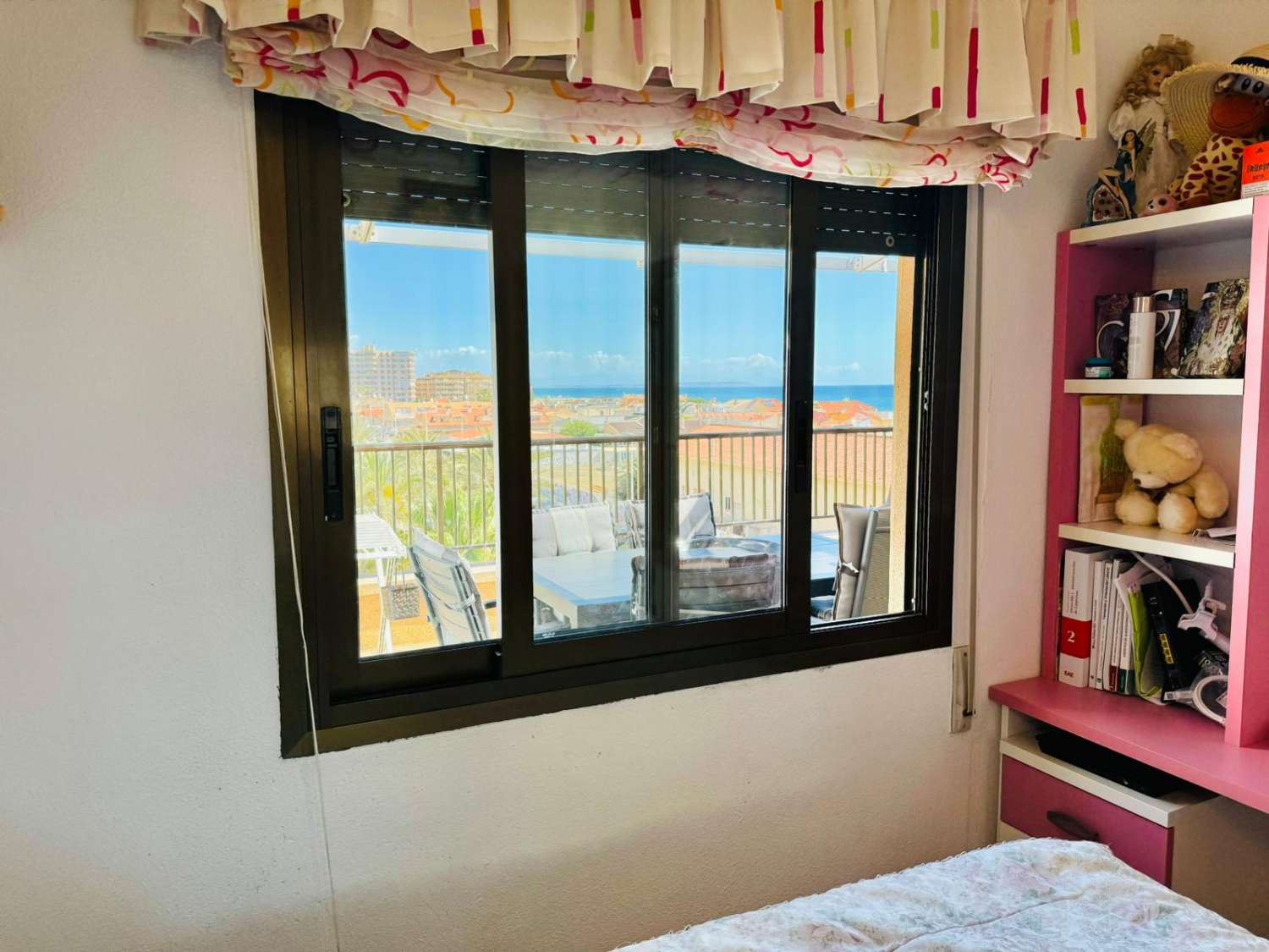 SPEKTAKULÆR PENTHOUSE 100 METER FRA HAVET I LA MATA, TORREVIEJA, MED STOR TERRASSE OG TRE SOVEVÆRELSER