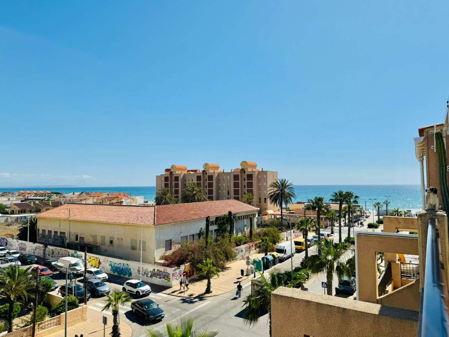 SPEKTAKULÆR PENTHOUSE 100 METER FRA HAVET I LA MATA, TORREVIEJA, MED STOR TERRASSE OG TRE SOVEVÆRELSER