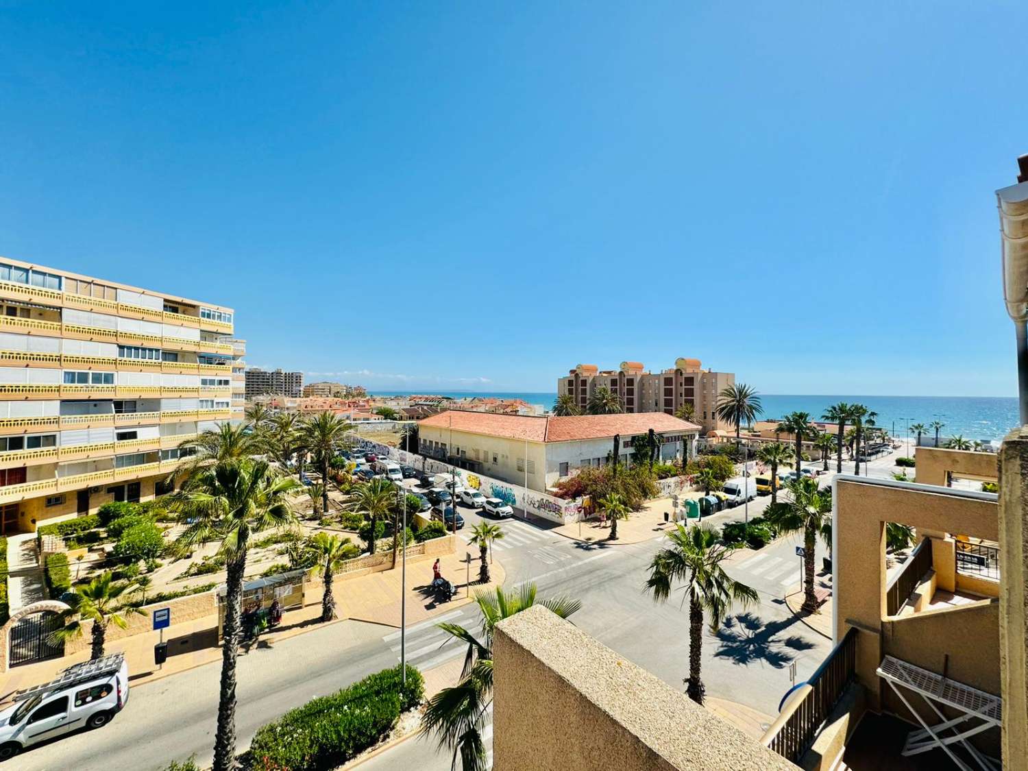 SPEKTAKULÆR PENTHOUSE 100 METER FRA HAVET I LA MATA, TORREVIEJA, MED STOR TERRASSE OG TRE SOVEVÆRELSER