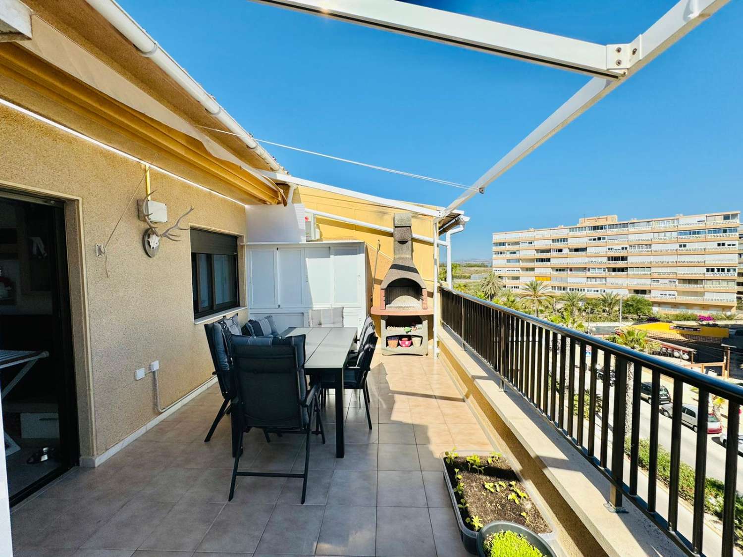 VELKOLEPÝ PENTHOUSE 100 METRŮ OD MOŘE V LA MATA, TORREVIEJA, S VELKOU TERASOU A TŘEMI LOŽNICEMI