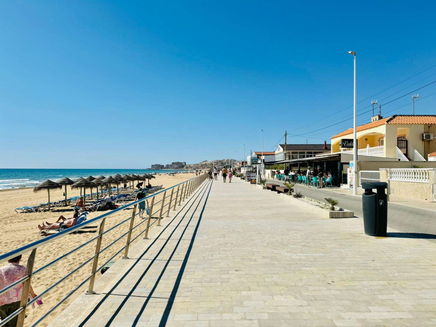 SPEKTAKULÄR TAKVÅNING 100 METER FRÅN HAVET I LA MATA, TORREVIEJA, MED STOR TERRASS OCH TRE SOVRUM