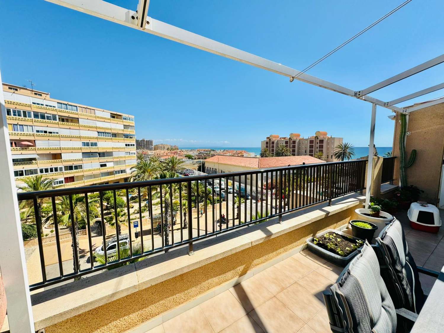 SPEKTAKULÆR PENTHOUSE 100 METER FRA HAVET I LA MATA, TORREVIEJA, MED STOR TERRASSE OG TRE SOVEVÆRELSER