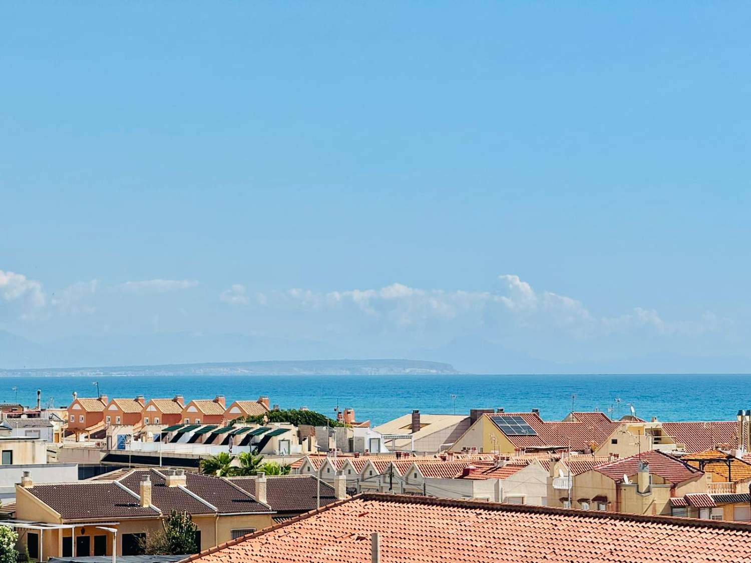 壮观的顶层公寓，位于托雷维耶哈的 LA MATA，距离大海 100 米，设有大露台和三间卧室