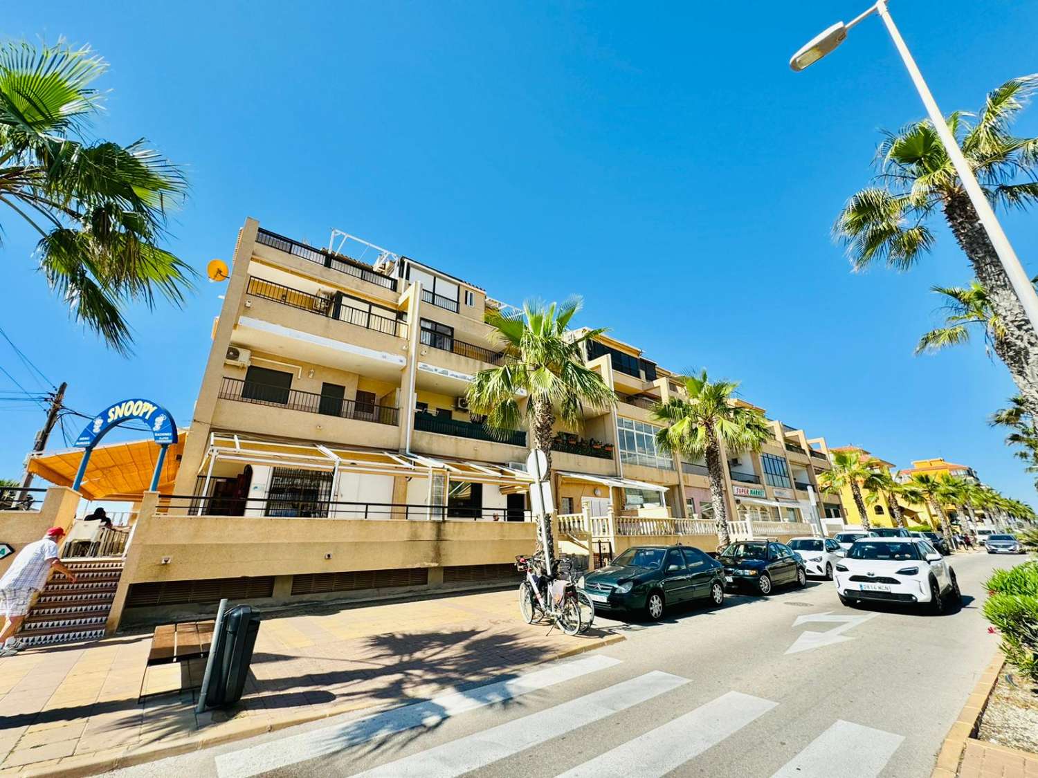 SPEKTAKULÆR PENTHOUSE 100 METER FRA HAVET I LA MATA, TORREVIEJA, MED STOR TERRASSE OG TRE SOVEVÆRELSER