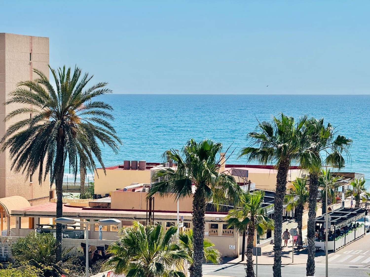 SPECTACULAIR PENTHOUSE OP 100 METER VAN DE ZEE IN LA MATA, TORREVIEJA, MET GROOT TERRAS EN DRIE SLAAPKAMERS