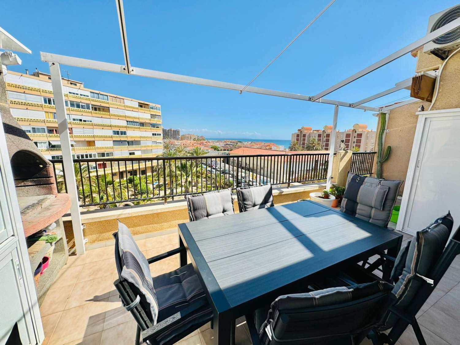 SPEKTAKULÄRES PENTHOUSE 100 METER VOM MEER ENTFERNT IN LA MATA, TORREVIEJA, MIT GROSSER TERRASSE UND DREI SCHLAFZIMMERN