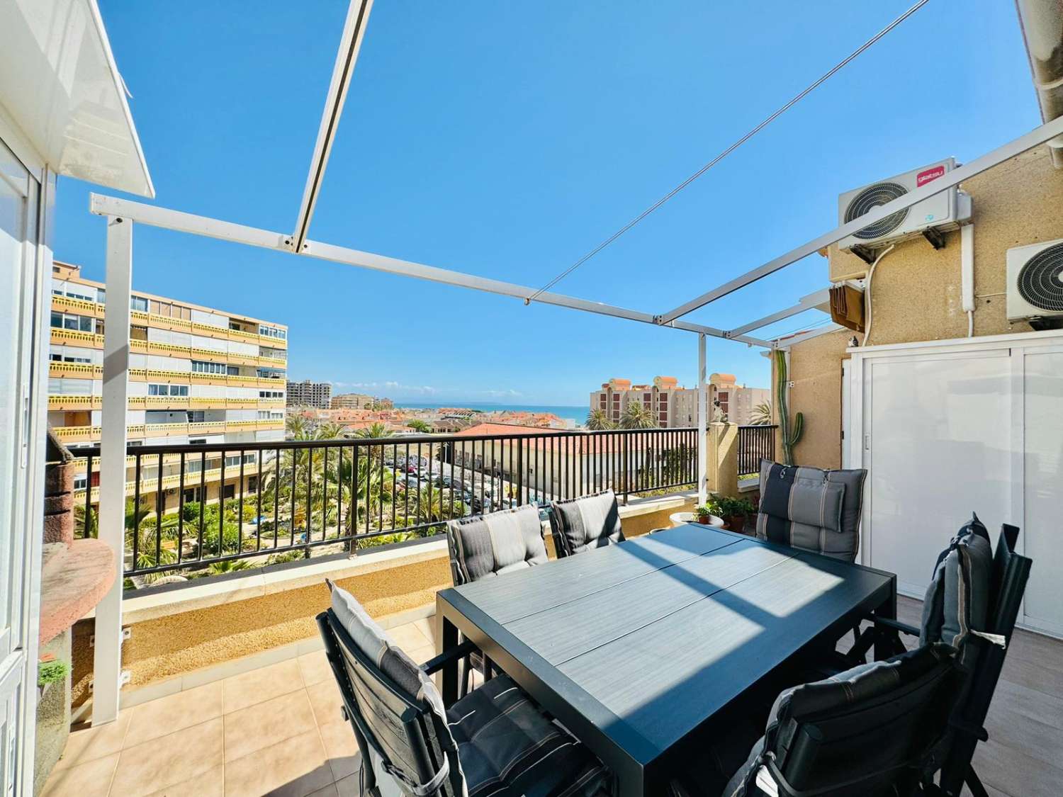 SPEKTAKULÆR PENTHOUSE 100 METER FRA HAVET I LA MATA, TORREVIEJA, MED STOR TERRASSE OG TRE SOVEVÆRELSER