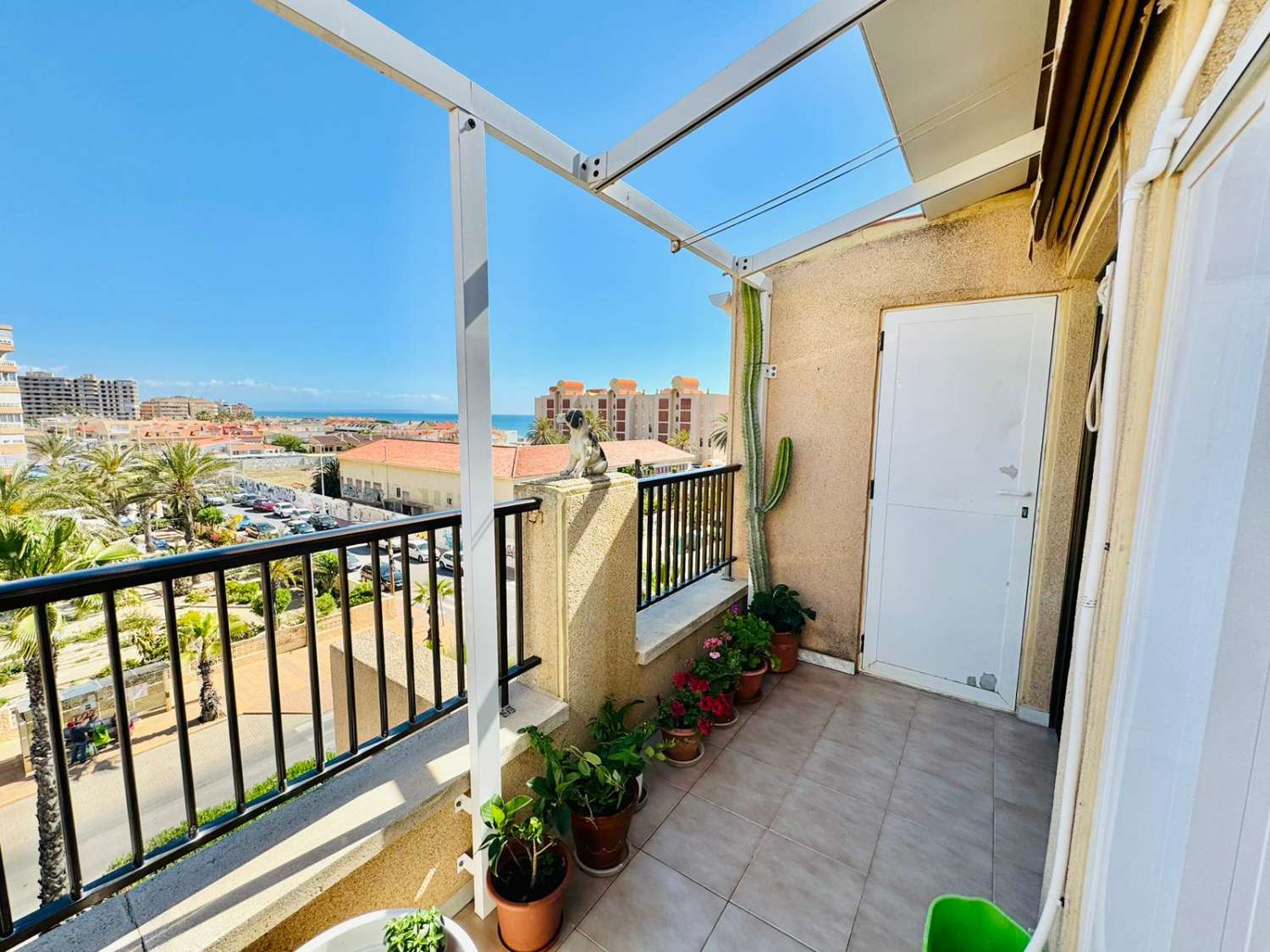 SPEKTAKULÄRES PENTHOUSE 100 METER VOM MEER ENTFERNT IN LA MATA, TORREVIEJA, MIT GROSSER TERRASSE UND DREI SCHLAFZIMMERN