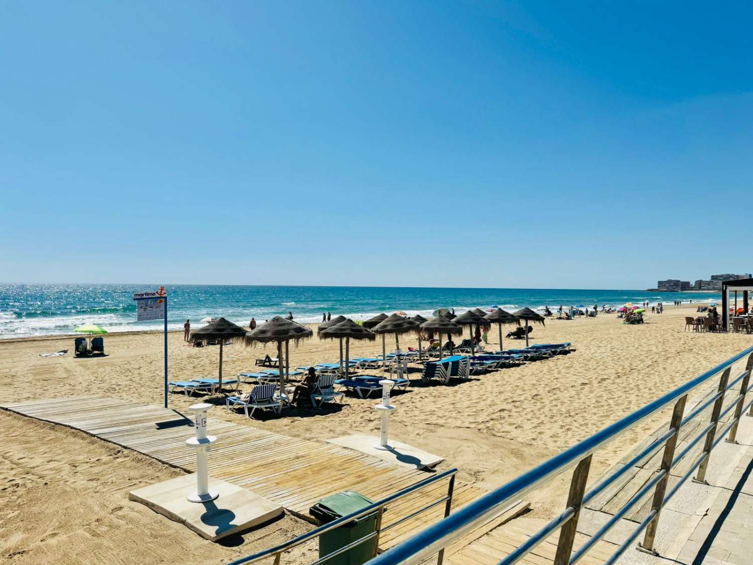 SPECTACULAIR PENTHOUSE OP 100 METER VAN DE ZEE IN LA MATA, TORREVIEJA, MET GROOT TERRAS EN DRIE SLAAPKAMERS