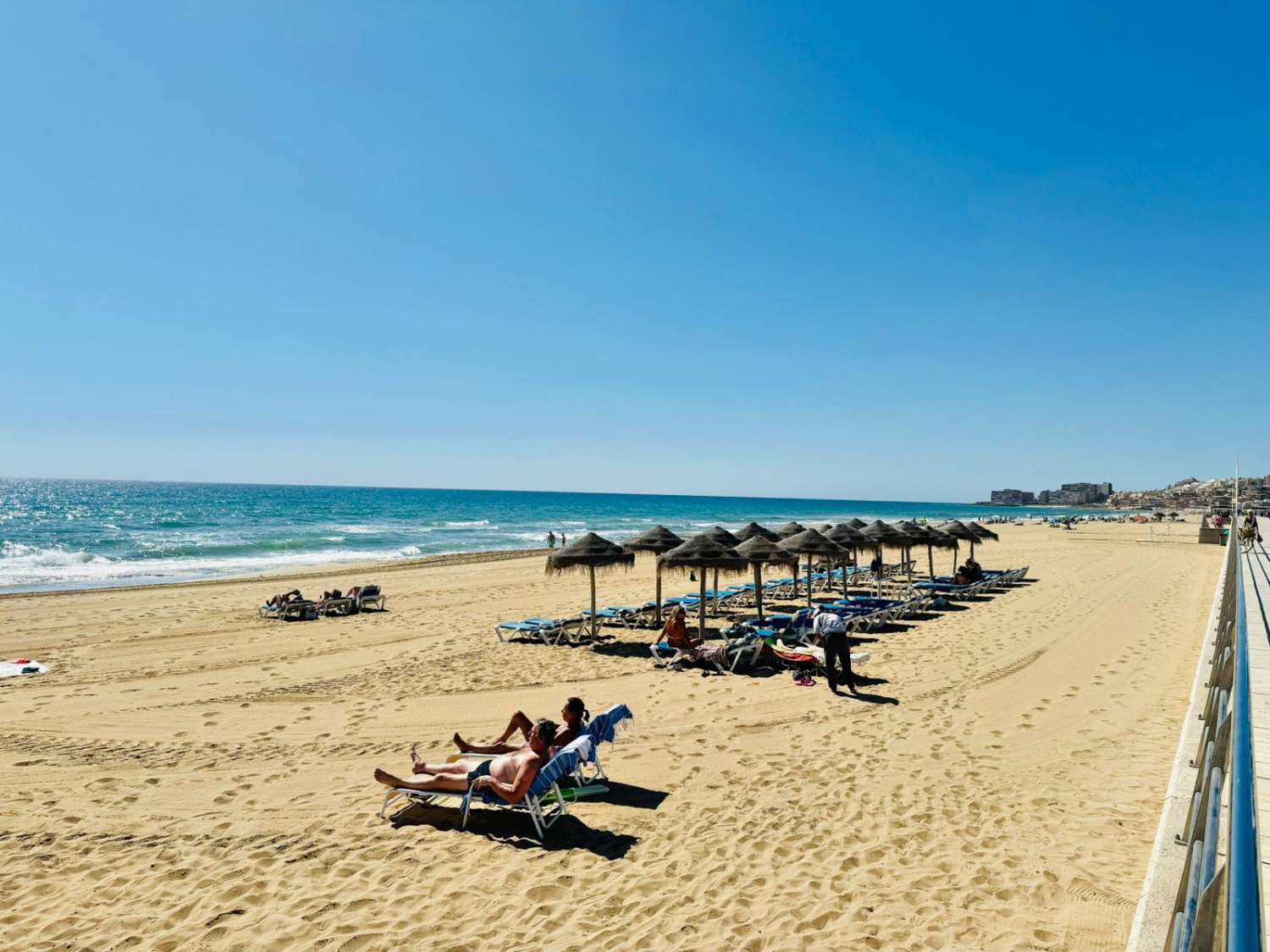 SPEKTAKULÆR PENTHOUSE 100 METER FRA HAVET I LA MATA, TORREVIEJA, MED STOR TERRASSE OG TRE SOVEVÆRELSER