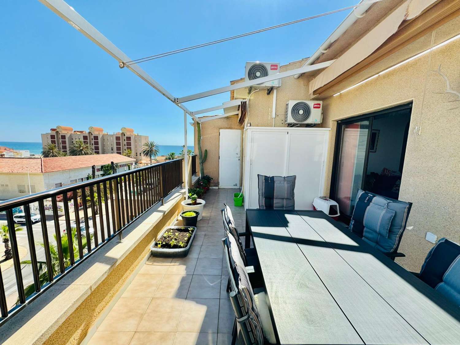 VELKOLEPÝ PENTHOUSE 100 METRŮ OD MOŘE V LA MATA, TORREVIEJA, S VELKOU TERASOU A TŘEMI LOŽNICEMI