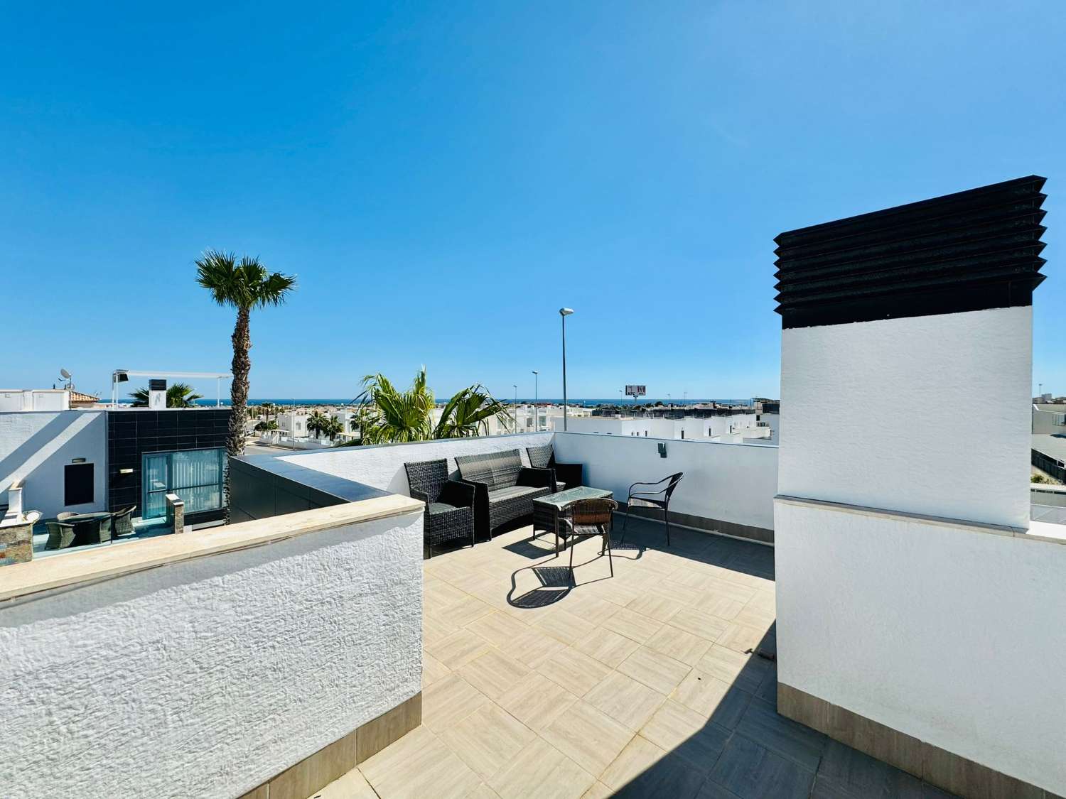 IMPRESIONANTE DÚPLEX EN OASIS HILLS, ORIHUELA COSTA: ELEGANCIA, CONFORT Y PROXIMIDAD AL MAR