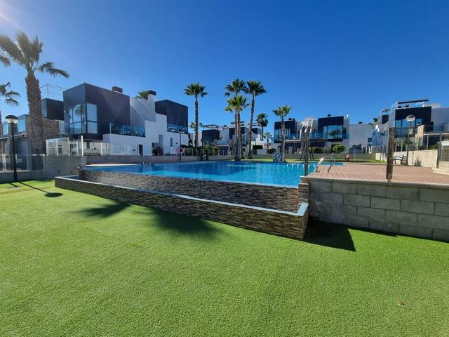 IMPRESIONANTE DÚPLEX EN OASIS HILLS, ORIHUELA COSTA: ELEGANCIA, CONFORT Y PROXIMIDAD AL MAR