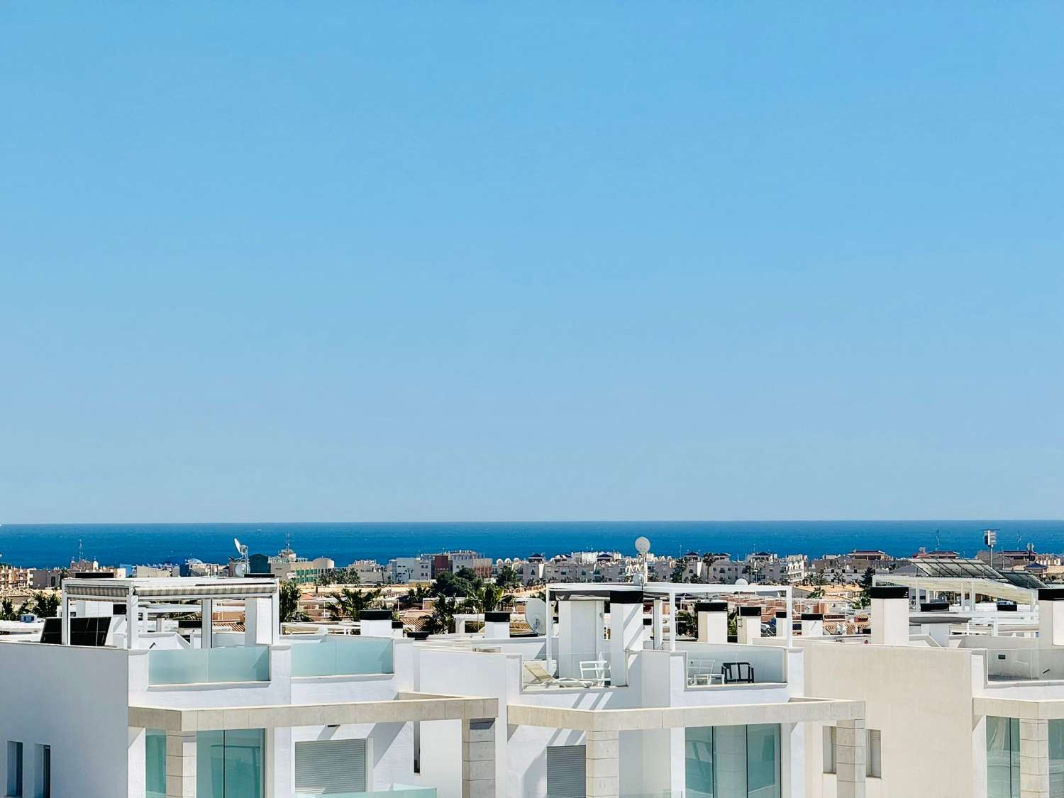 IMPRESIONANTE DÚPLEX EN OASIS HILLS, ORIHUELA COSTA: ELEGANCIA, CONFORT Y PROXIMIDAD AL MAR