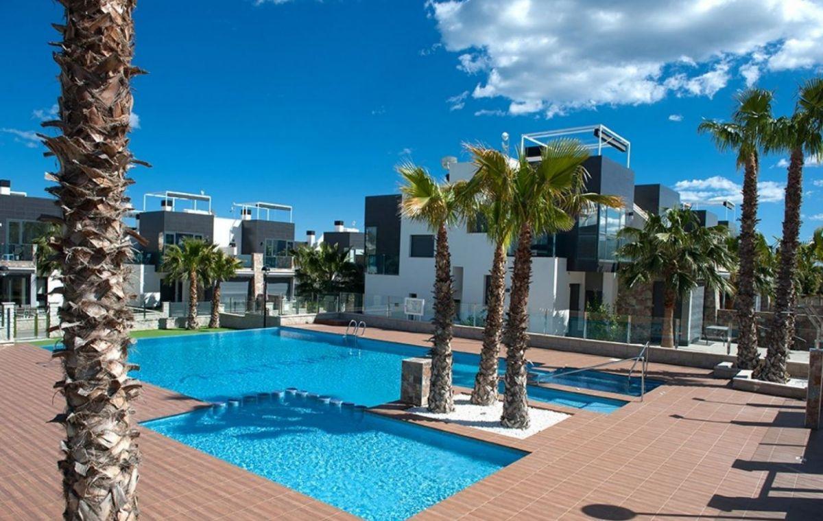 IMPRESIONANTE DÚPLEX EN OASIS HILLS, ORIHUELA COSTA: ELEGANCIA, CONFORT Y PROXIMIDAD AL MAR