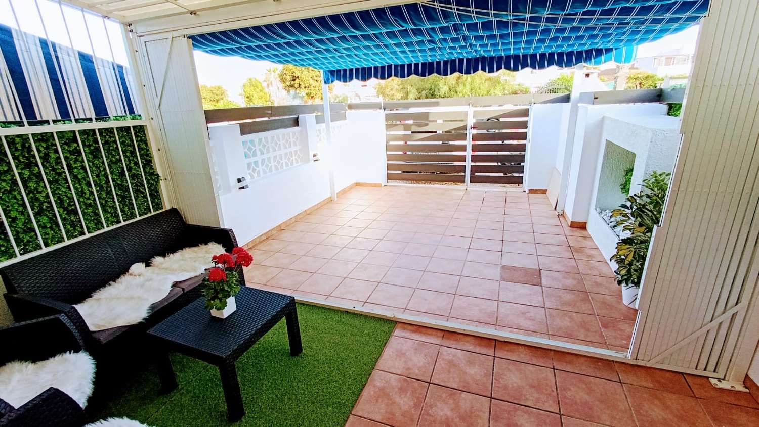 GERENOVEERDE BUNGALOW IN TORRETA MET TERRAS EN PARKEERPLAATS INBEGREPEN