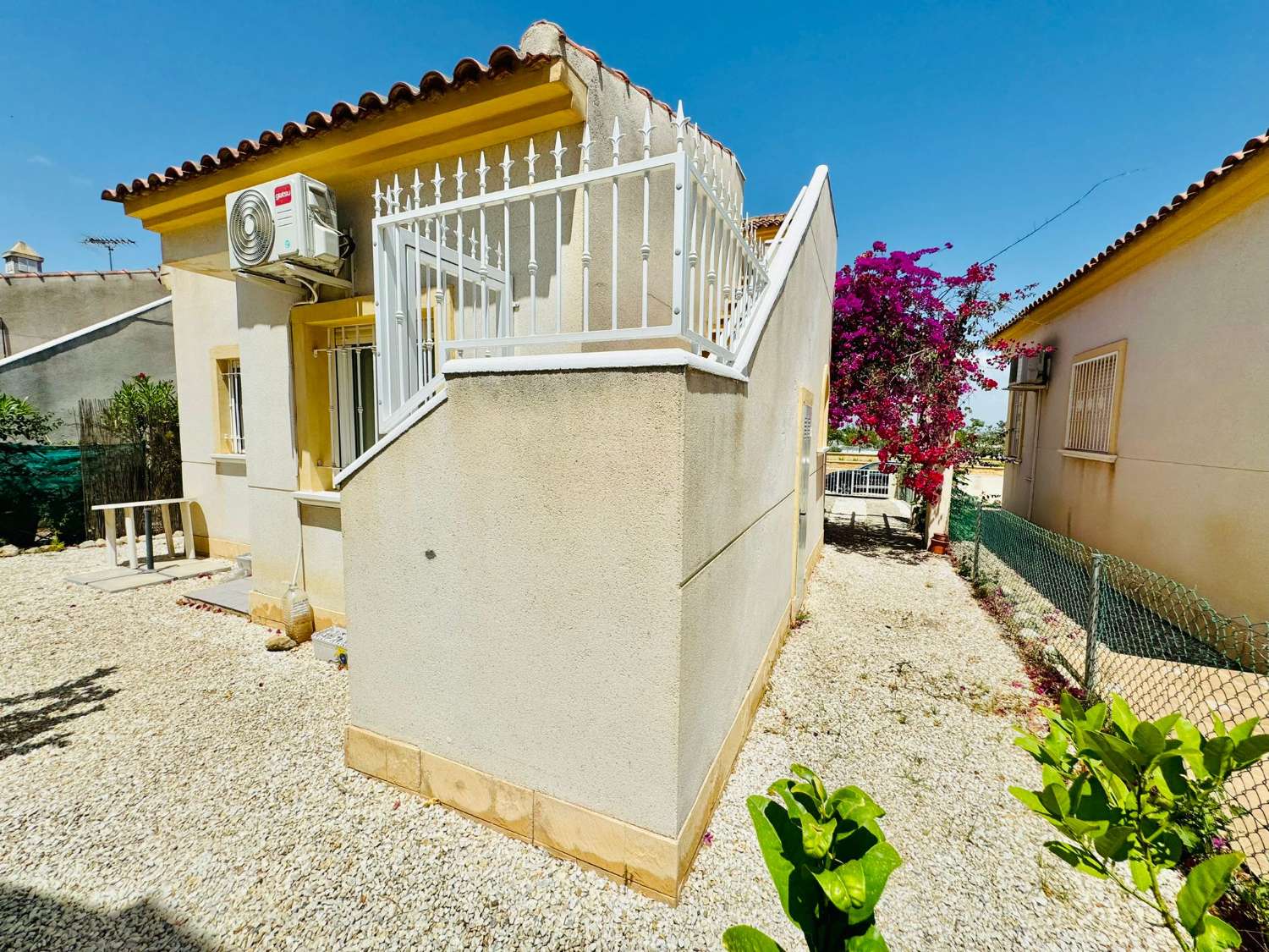 CHARMANTE VILLA INDIVIDUELLE À LOS ROJALES AVEC PISCINE COMMUNE ET PARKING SEULEMENT 179 000 € !