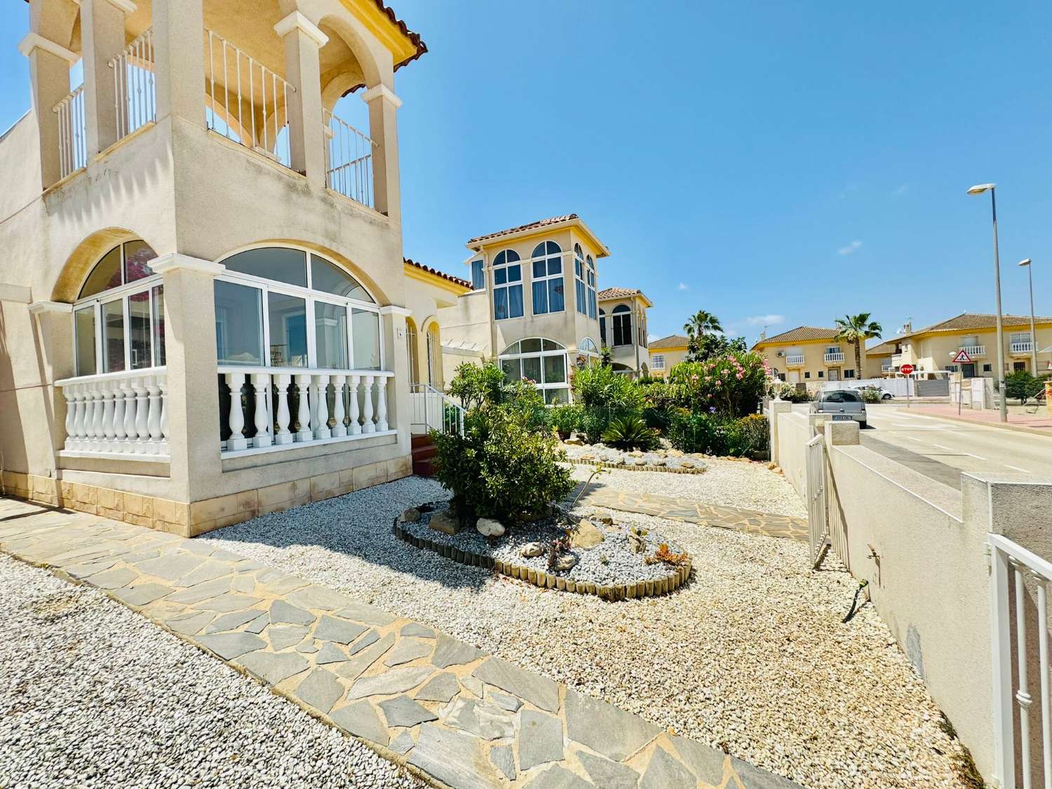 INCANTEVOLE VILLA INDIPENDENTE A LOS ROJALES CON PISCINA COMUNALE E PARCHEGGIO A SOLI € 179.000!