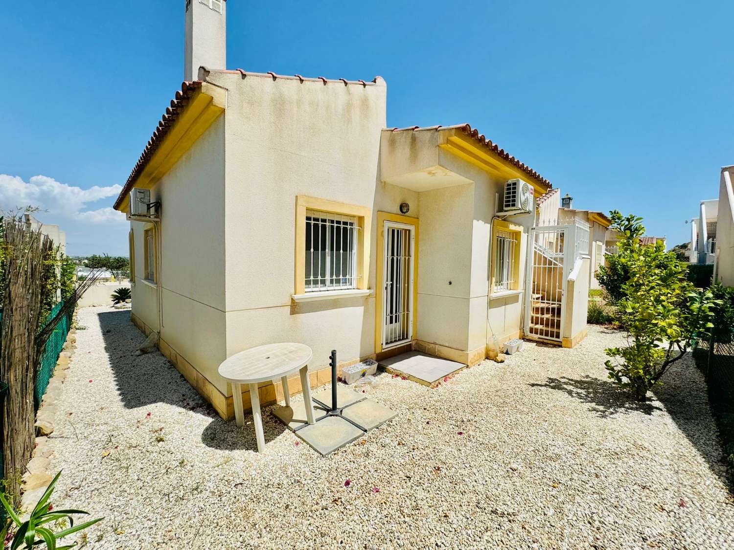 ENCANTADOR CHALET INDEPENDIENTE EN LOS ROJALES CON PISCINA COMUNITARIA Y PARKING ¡SOLO 179.000 €!