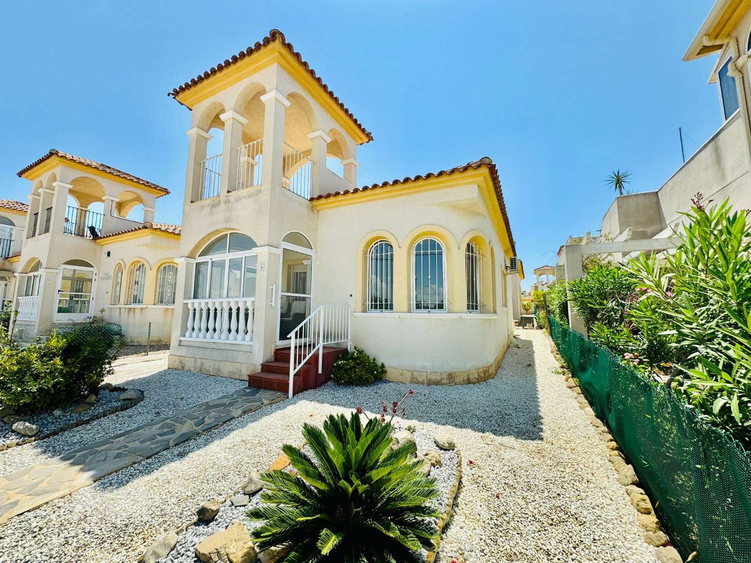 CHARMANTE VILLA INDIVIDUELLE À LOS ROJALES AVEC PISCINE COMMUNE ET PARKING SEULEMENT 179 000 € !