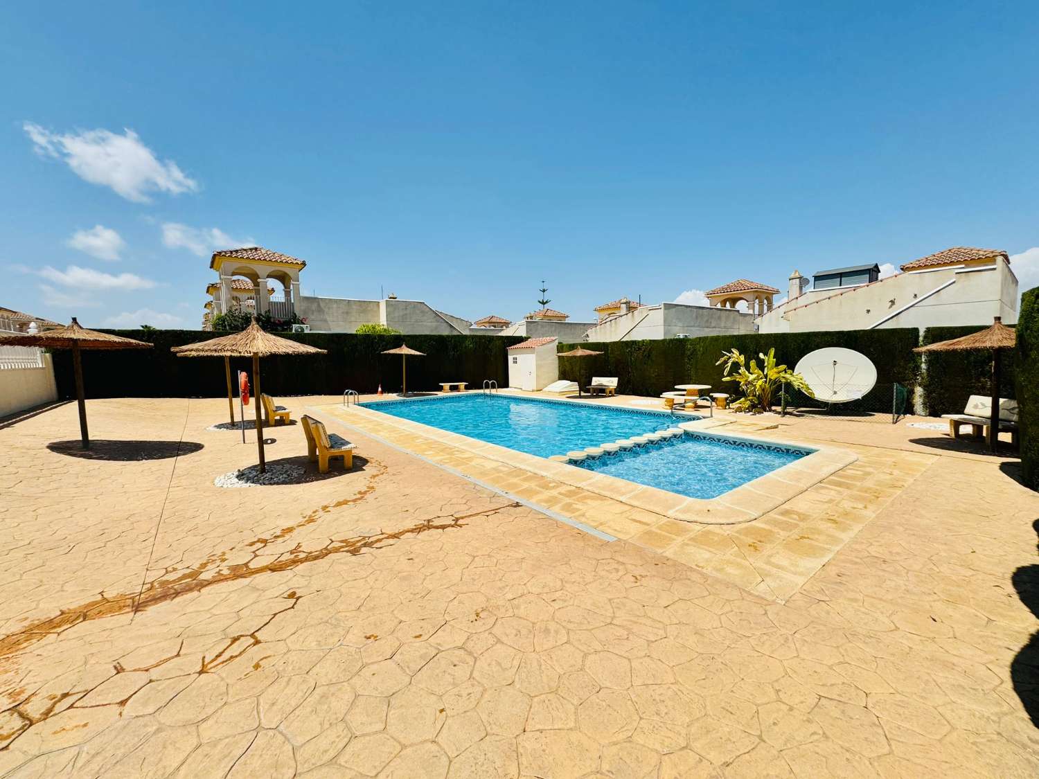 CHARMING DETACHED VILLA IN LOS ROJALES WITH COMMUNAL POOL AND PARKING ONLY €179,000!