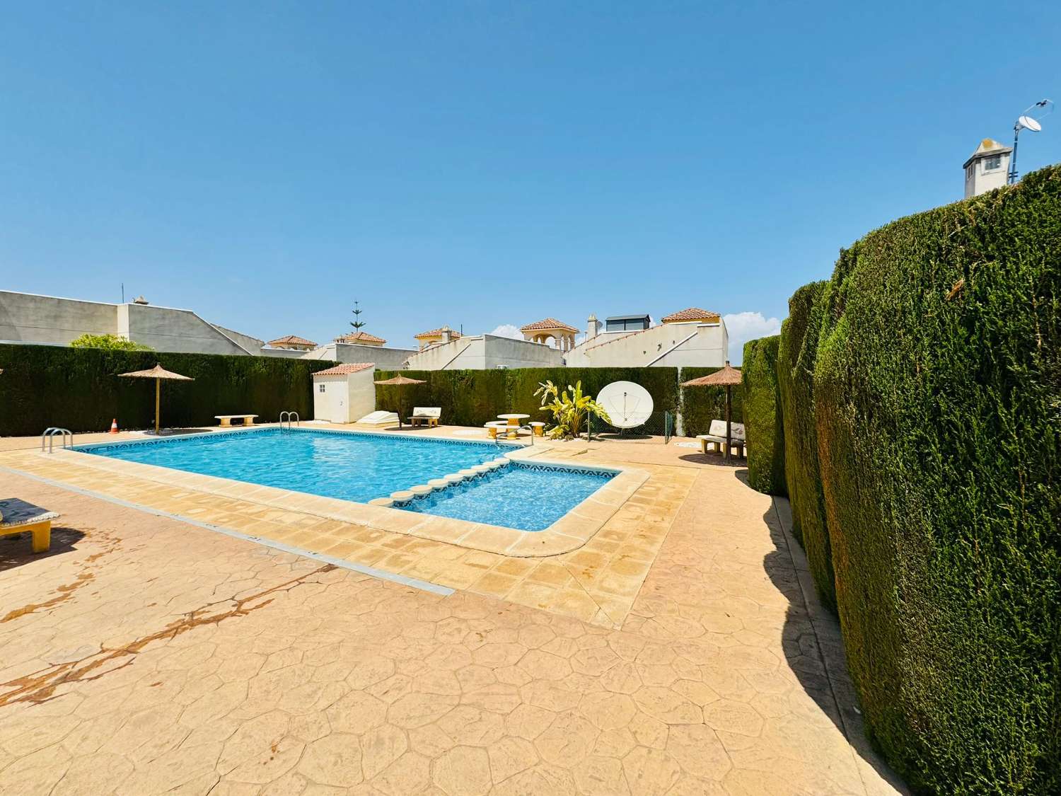 INCANTEVOLE VILLA INDIPENDENTE A LOS ROJALES CON PISCINA COMUNALE E PARCHEGGIO A SOLI € 179.000!