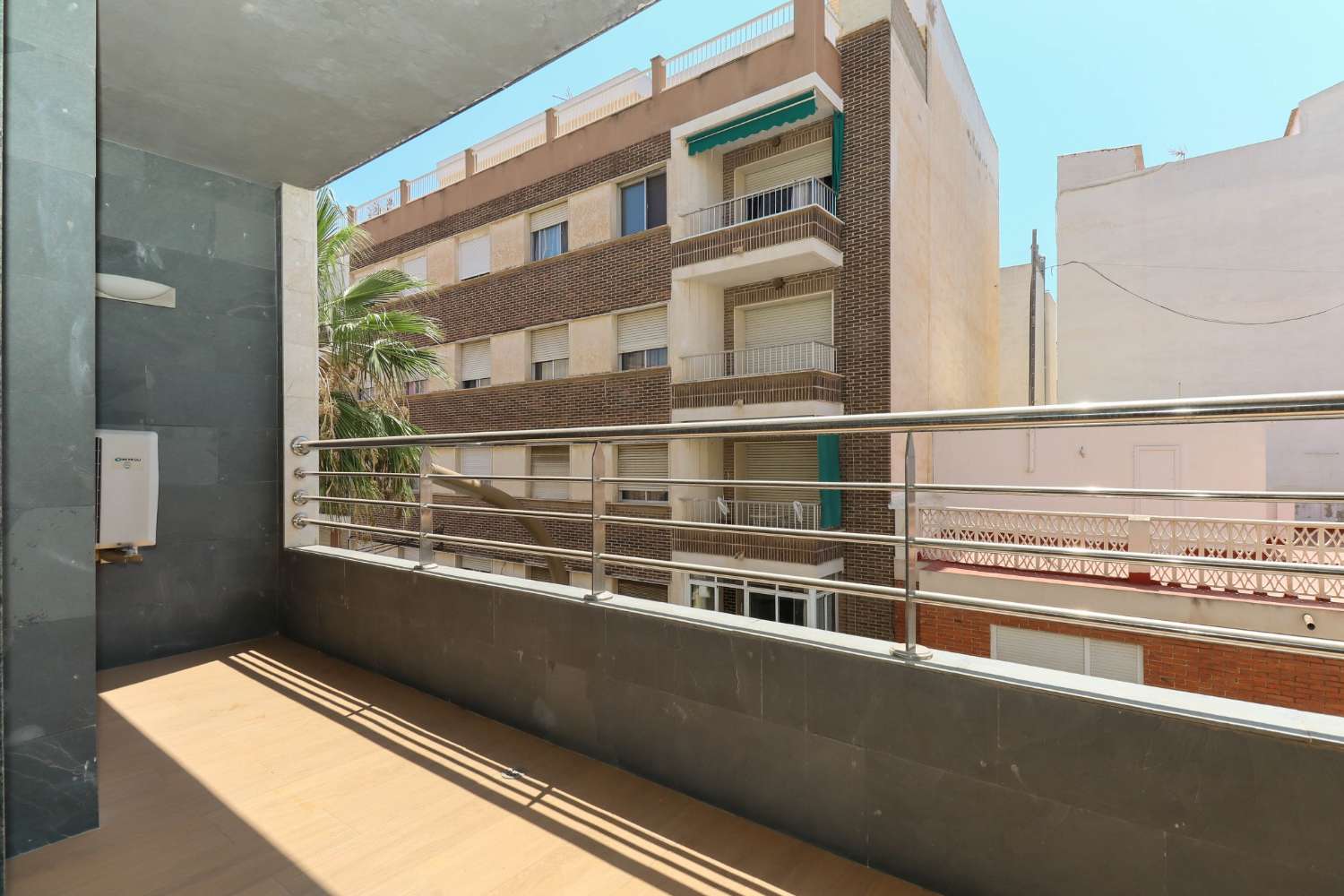 EXKLUZIVNÍ APARTMÁN SE 3 LOŽNICEMI V CENTRU TORREVIEJA S GARÁŽÍ A DVOULŮŽKOVOU KOMOROU