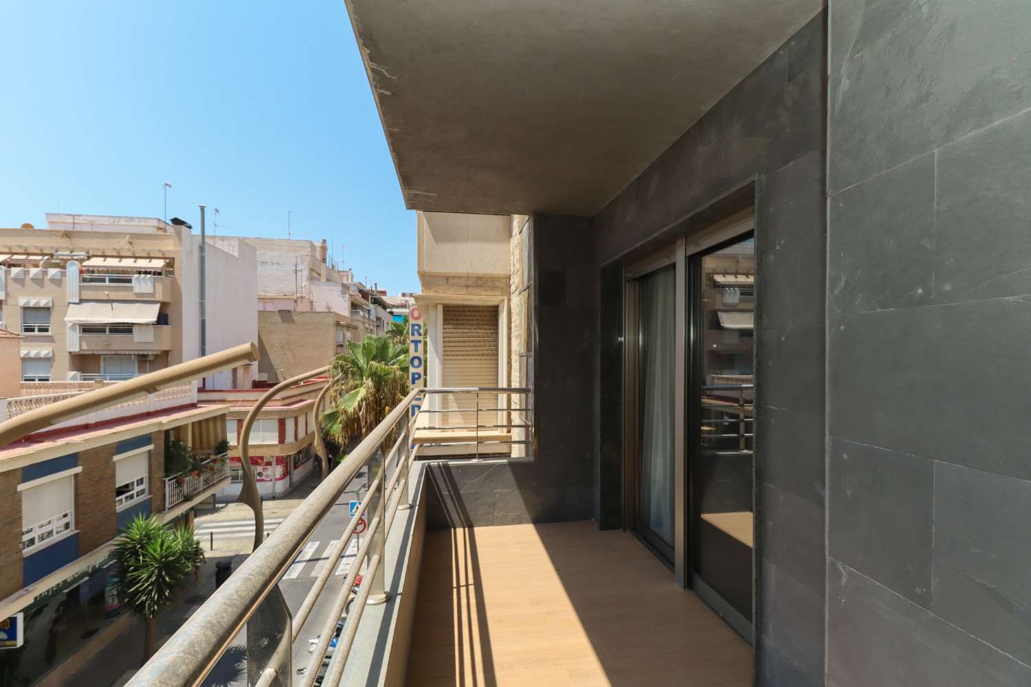 EXCLUSIVE 3-BEDROOM APARTMENT IN THE CENTRE OF TORREVIEJA WITH GARAGE AND DOUBLE STORAGE ROOM