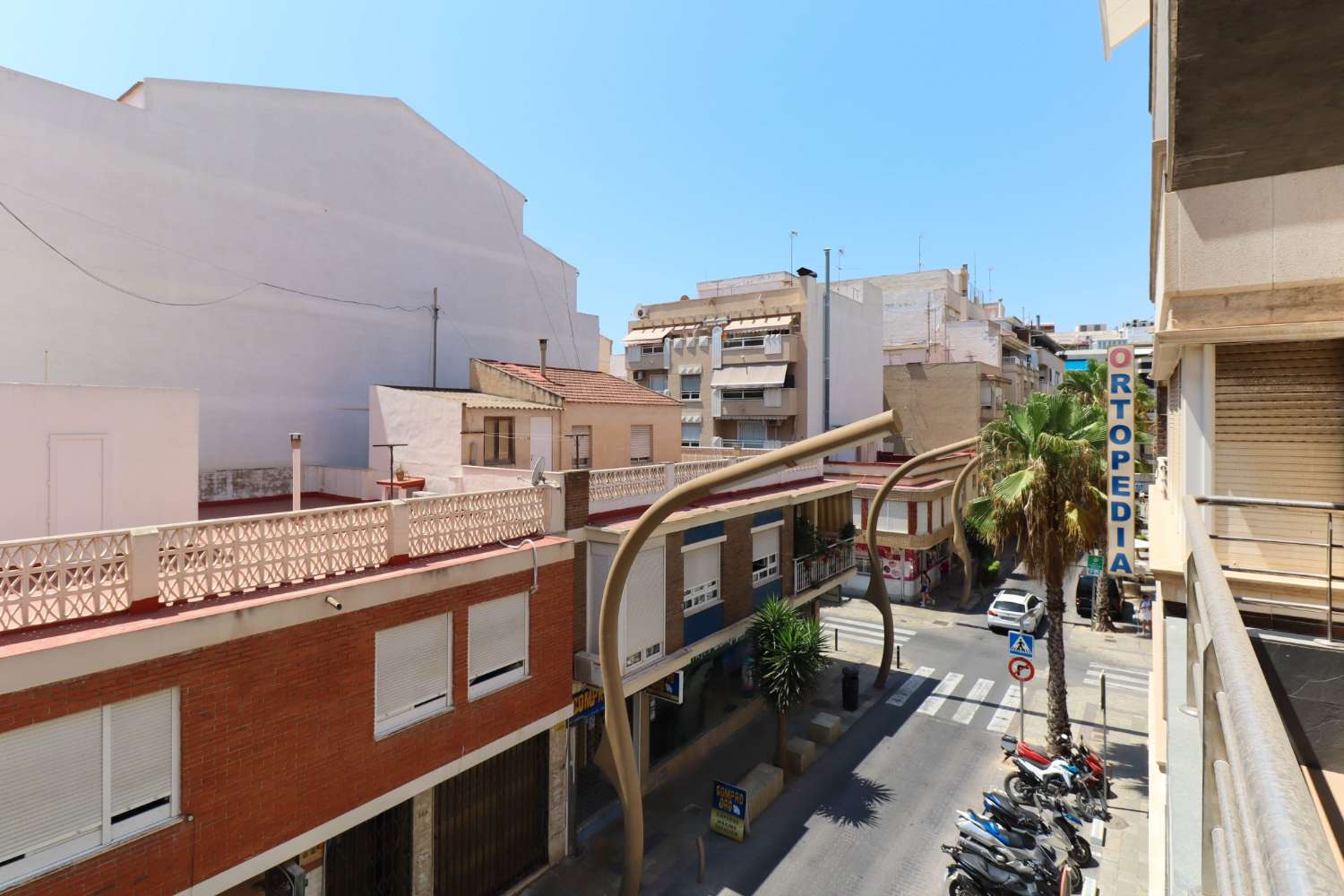 EXCLUSIEF APPARTEMENT MET 3 SLAAPKAMERS IN HET CENTRUM VAN TORREVIEJA MET GARAGE EN DUBBELE BERGING