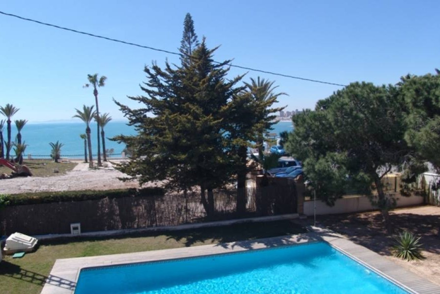 EXKLUSIVE FREISTEHENDE VILLA IN CABO ROIG MIT UMFANGREICHER AUSSTATTUNG UND PRIVATEM POOL