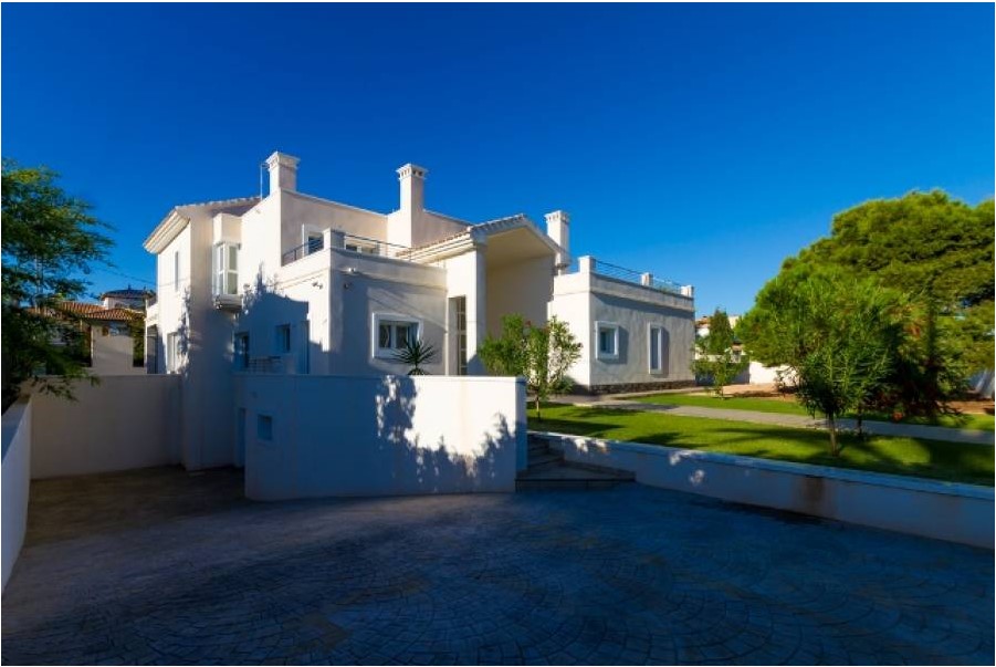 VILLA INDIVIDUELLE EXCLUSIVE À CABO ROIG AVEC DE NOMBREUSES INSTALLATIONS ET UNE PISCINE PRIVÉE