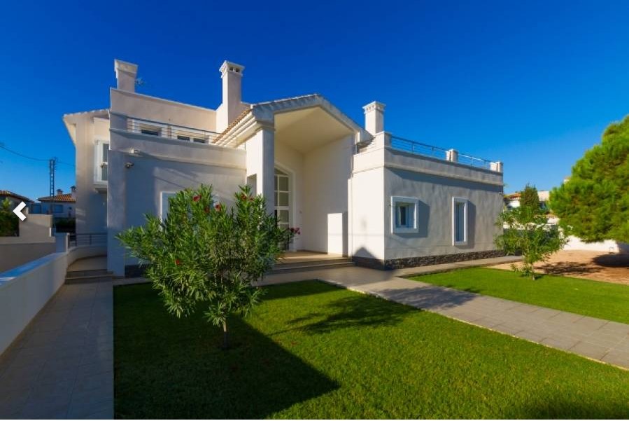 VILLA INDIVIDUELLE EXCLUSIVE À CABO ROIG AVEC DE NOMBREUSES INSTALLATIONS ET UNE PISCINE PRIVÉE