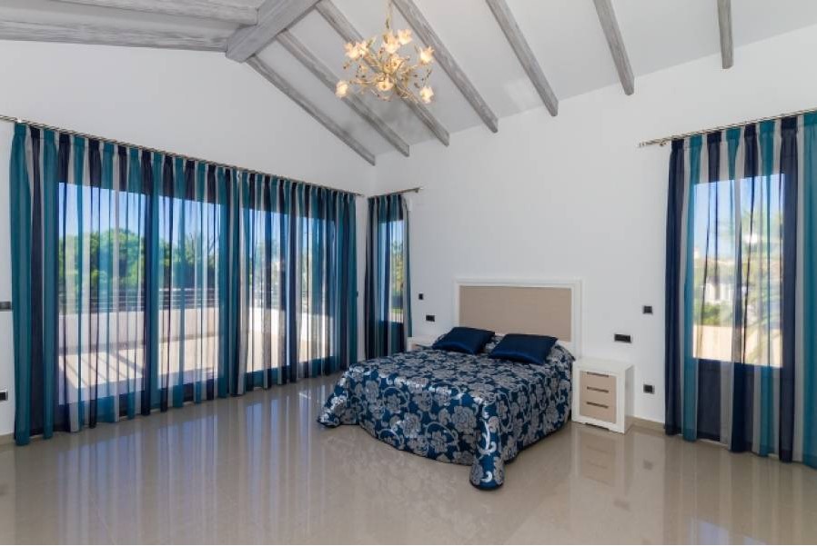 EXKLUSIVE FREISTEHENDE VILLA IN CABO ROIG MIT UMFANGREICHER AUSSTATTUNG UND PRIVATEM POOL