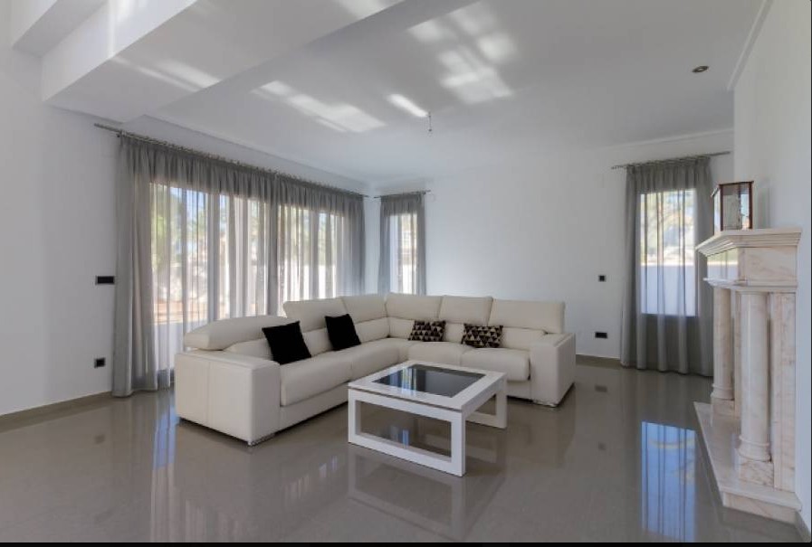 EXCLUSIVE DETACHED VILLA IN CABO ROIG WITH EXTENSIVE FACILITIES AND PRIVATE POOL